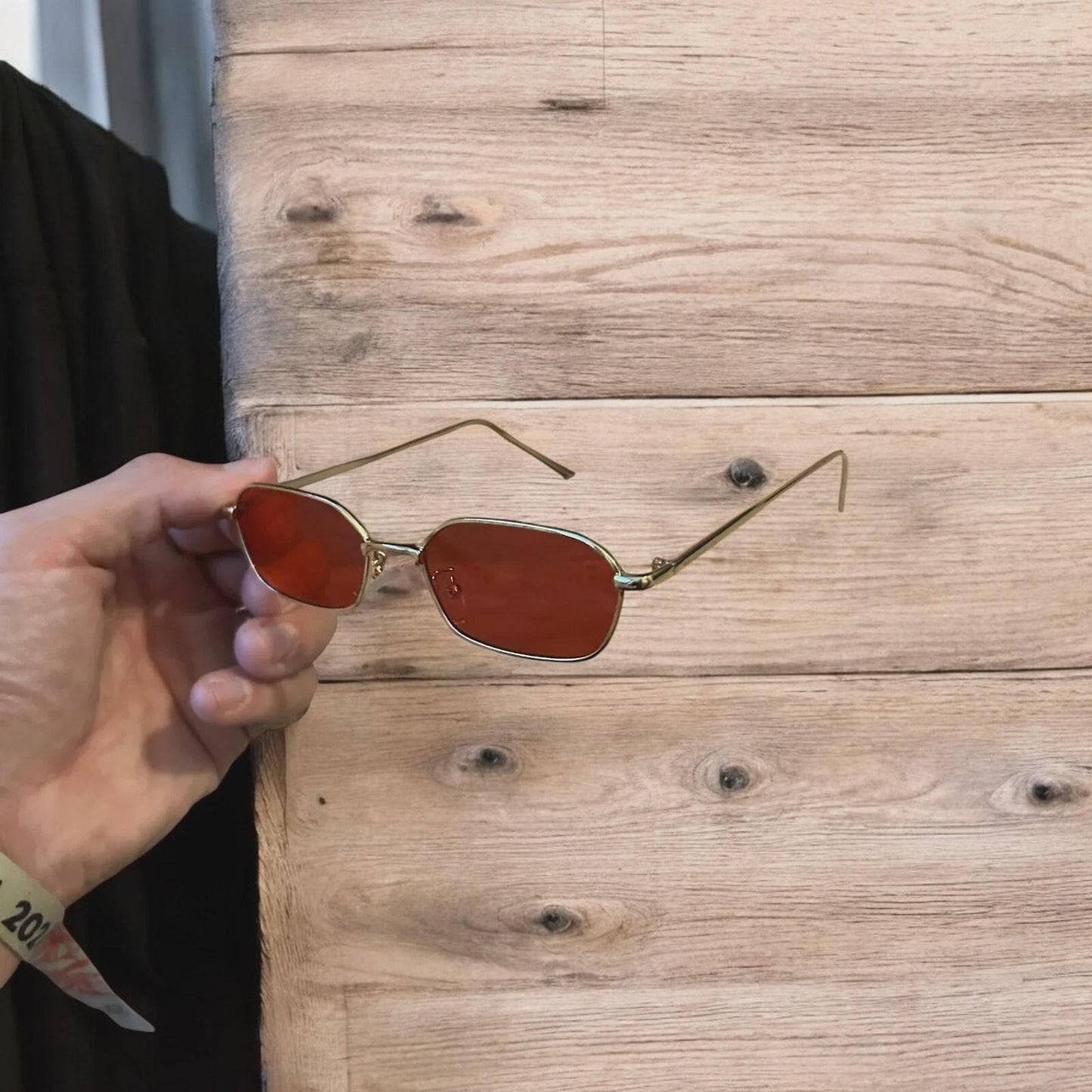 Lovely metal frame polarised sunglasses in gold with red lense. One size.