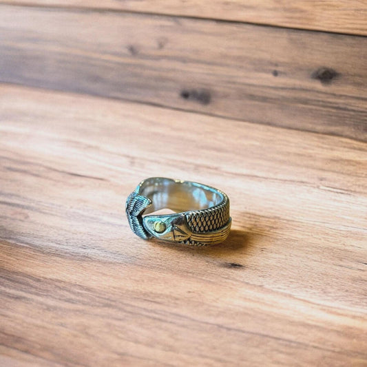 Lovely vintage style stainless steel retro fish ring in silver. One size.