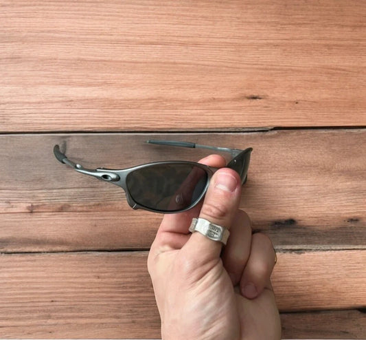 Insane metal frame sunglasses in grey with black lense. One size.