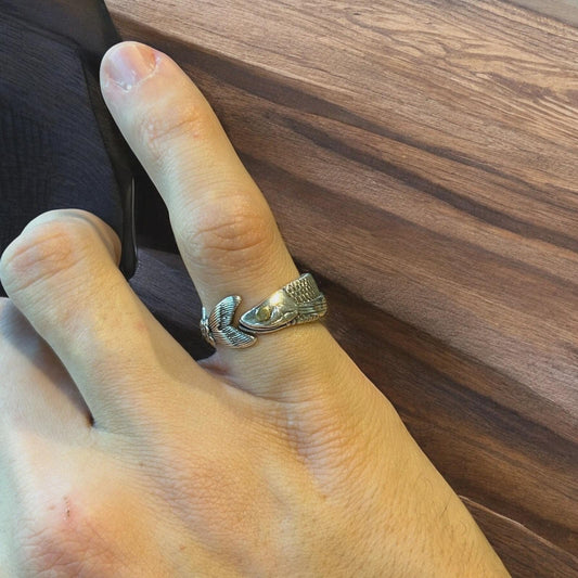 Lovely vintage style stainless steel retro fish ring in silver. One size.