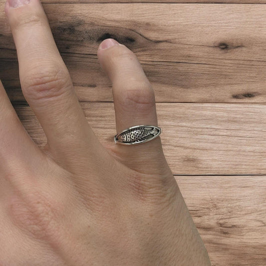 Lovely vintage style stainless steel retro fish ring in silver. One size.