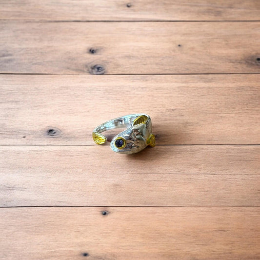 Lovely vintage style retro fish ring in silver/gold. One size.