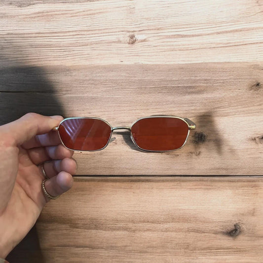 Lovely metal frame polarised sunglasses in gold with red lense. One size.