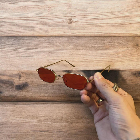 Lovely metal frame polarised sunglasses in gold with red lense. One size.