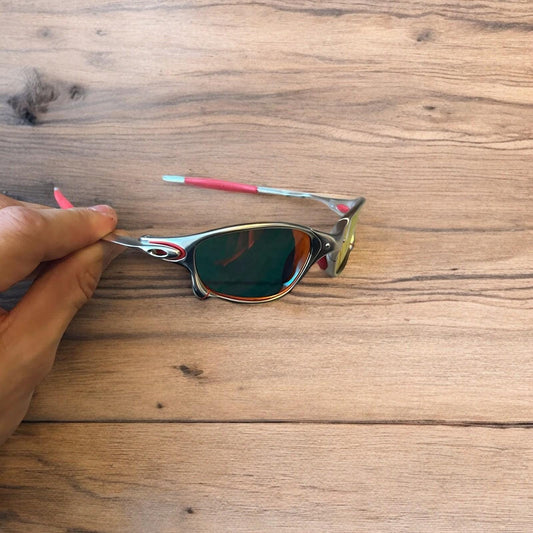 Insane metal frame polarised sunglasses in silver frame red lense. One size.