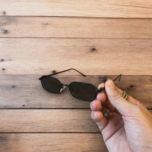 Lovely metal frame polarised sunglasses in black with black lense. One size.