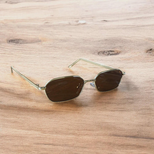 Lovely metal frame polarised sunglasses in gold with brown lense. One size.