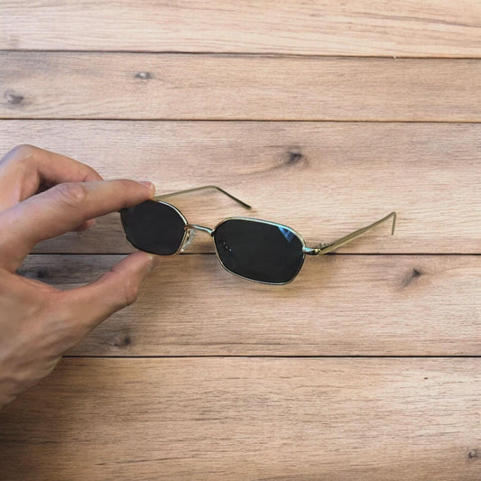 Lovely metal frame polarised sunglasses in gold with black lense. One size.