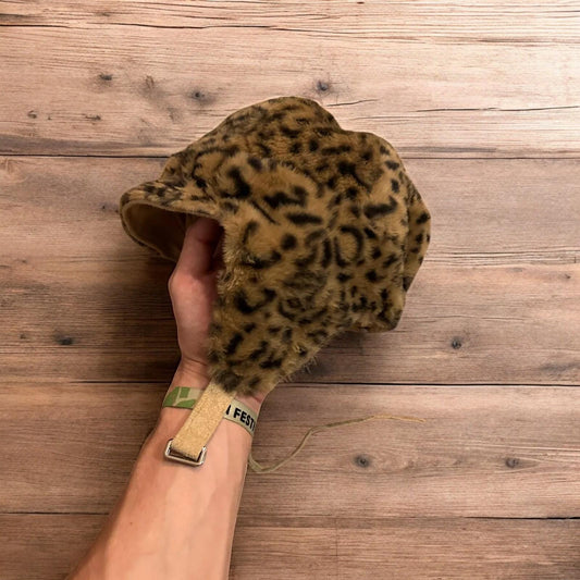 Lovely reversible trapper Russian ear flap hat in leopard & beige colour way. One size.