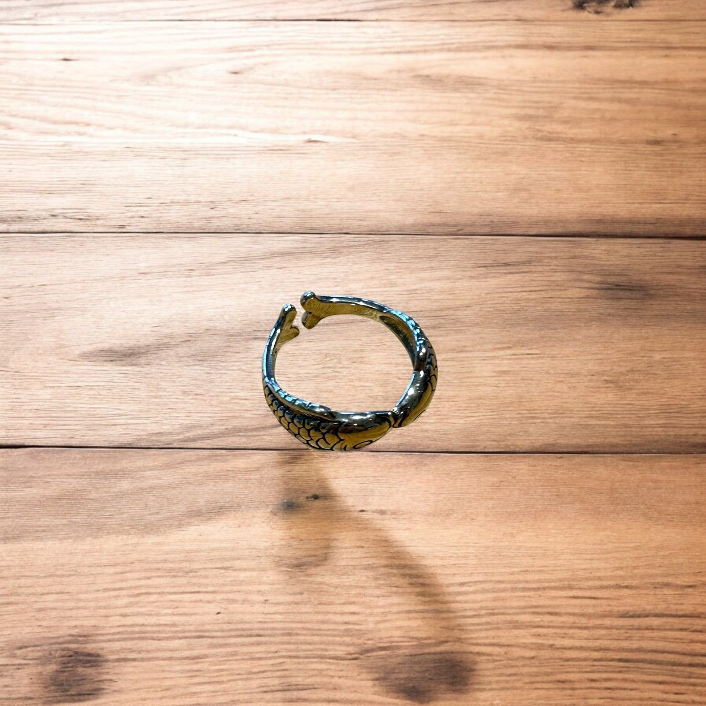 Lovely vintage style retro fish ring in silver.