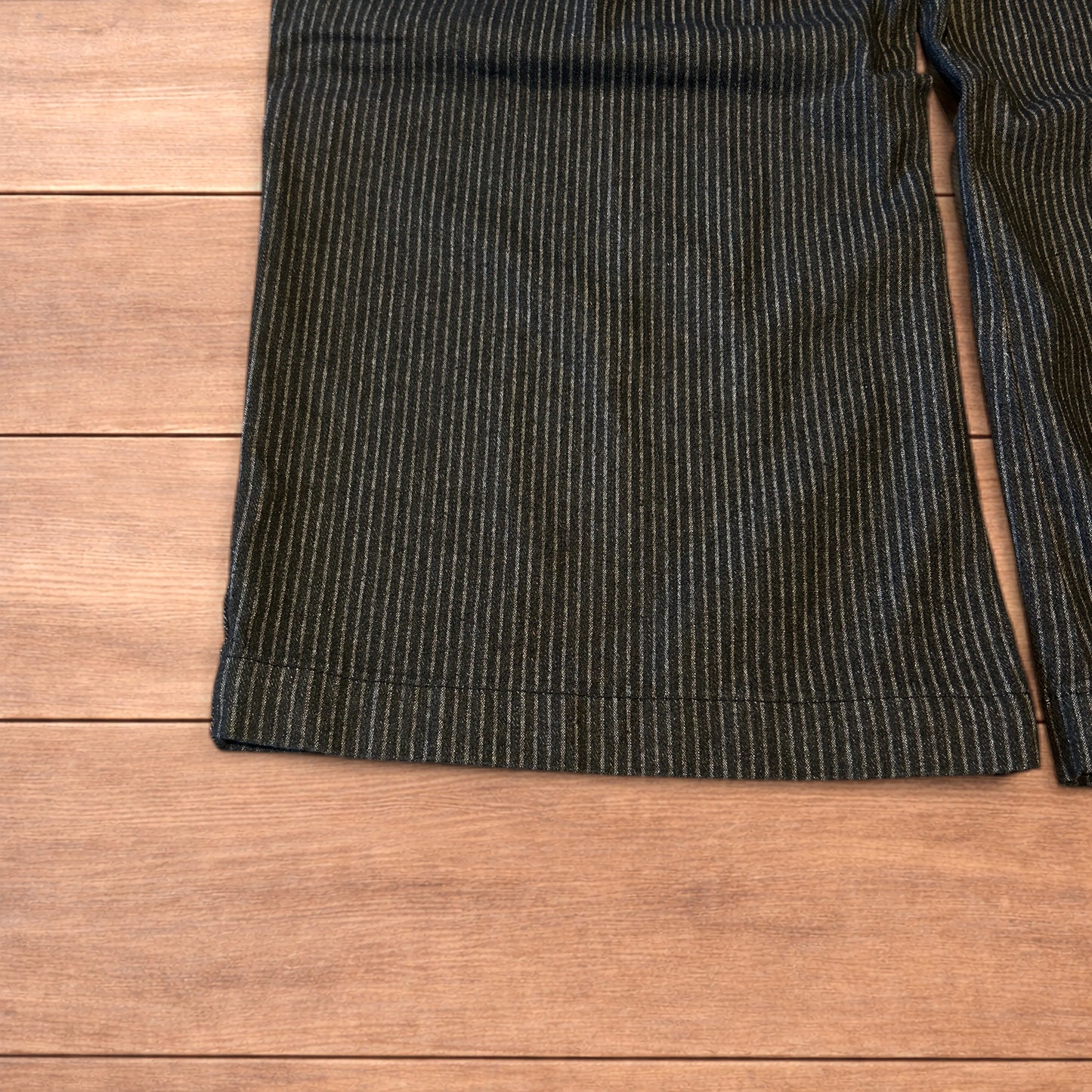 Vintage style baggy wide leg pleated jeans in black.