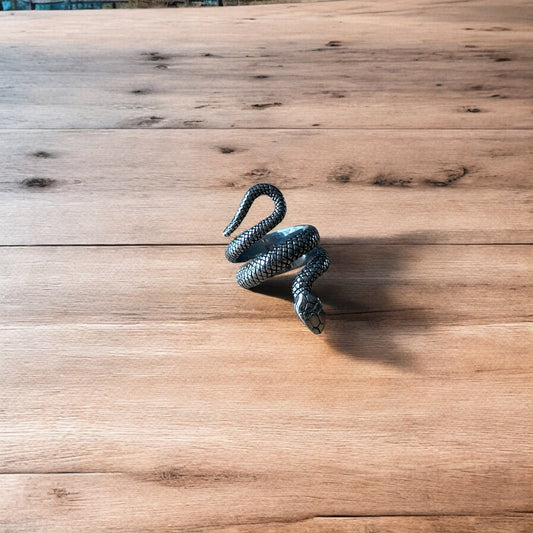 Lovely vintage style sterling silver snake ring in silver.