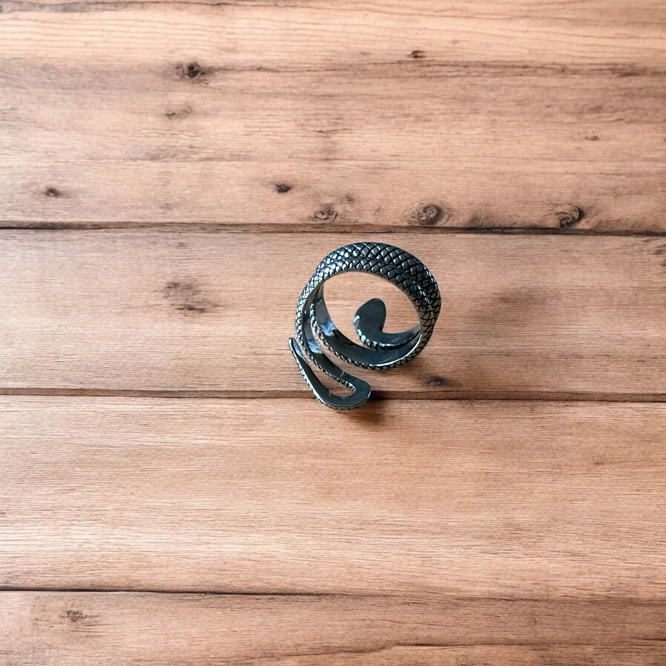 Lovely vintage style sterling silver snake ring in silver.