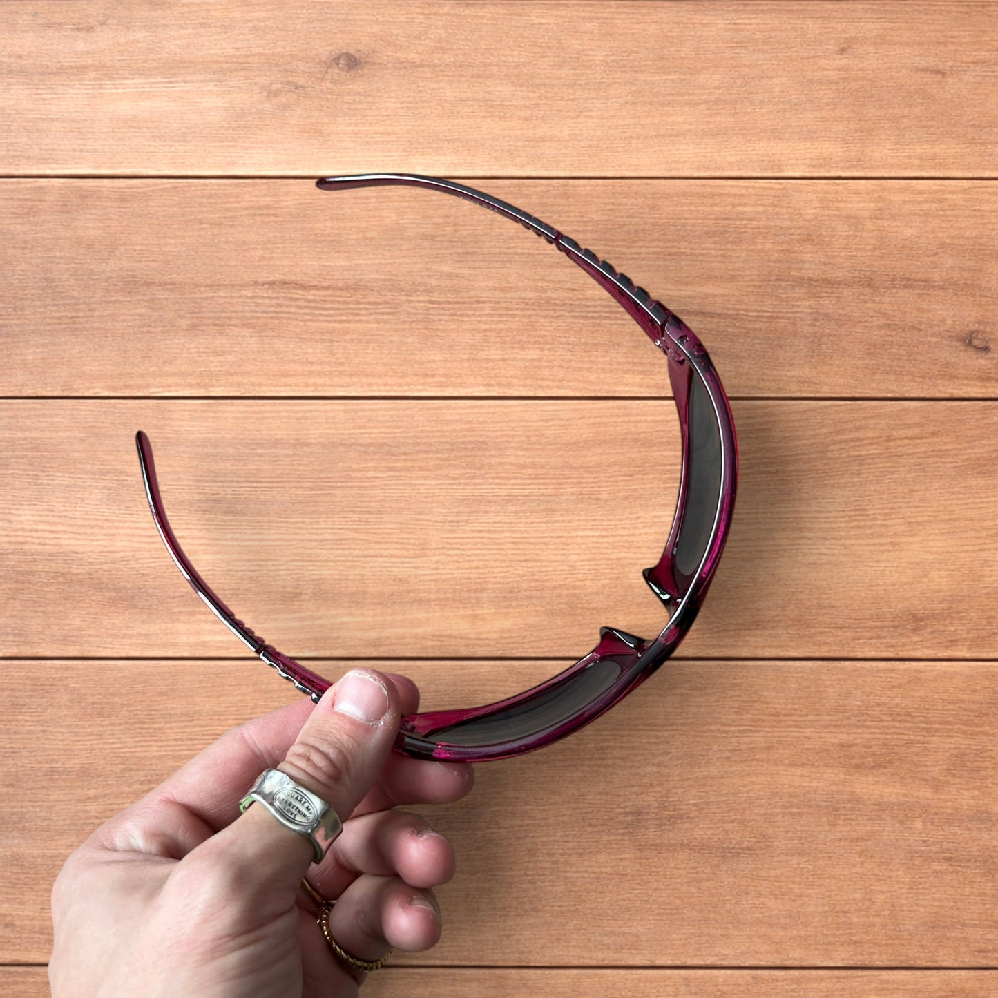 Cool wrap around sunglasses in pink/purple frame with black lense.