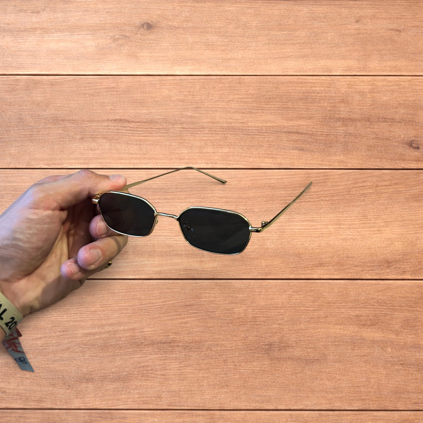Lovely metal frame polarised sunglasses in gold with black lense.