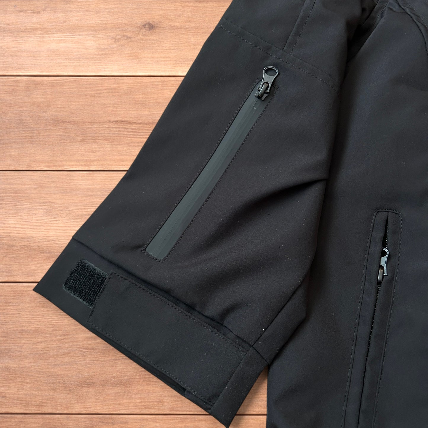 Incredible outdoor zip up shell jacket coat in black.