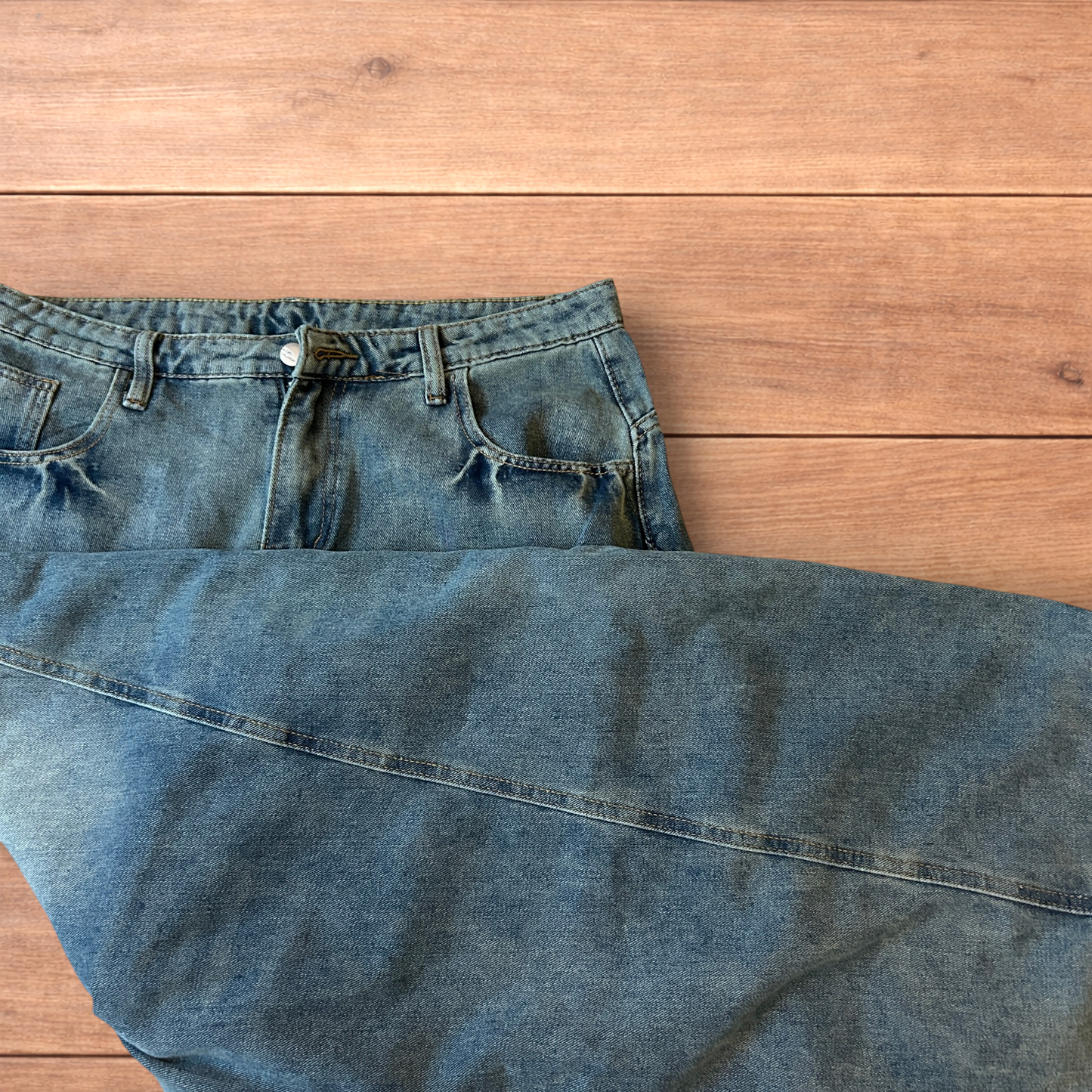 Incredible vintage style baggy wide leg skater fit jeans with fade in light blue.
