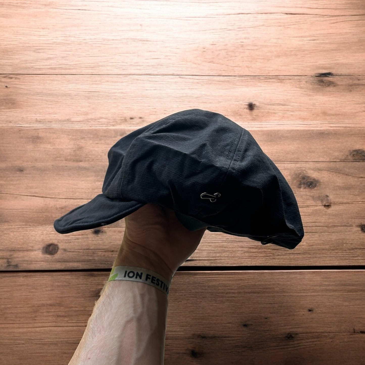 Vintage style newsboy painter flat cap beret in black.