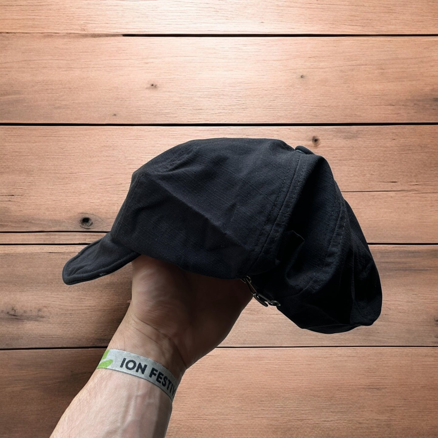 Vintage style newsboy painter flat cap beret in black.