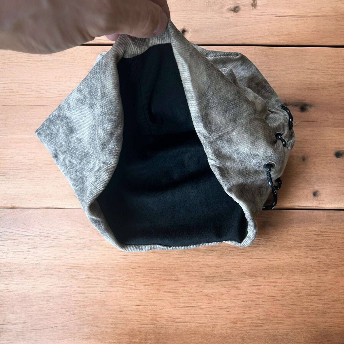 Cool winter camo tundra print beanie hat in khaki/brown. One size.