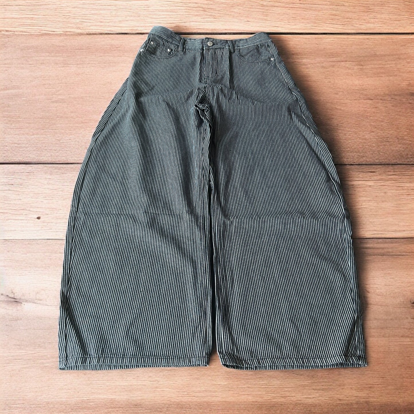 Vintage style wide leg baggy pinstripe trousers in black/white.