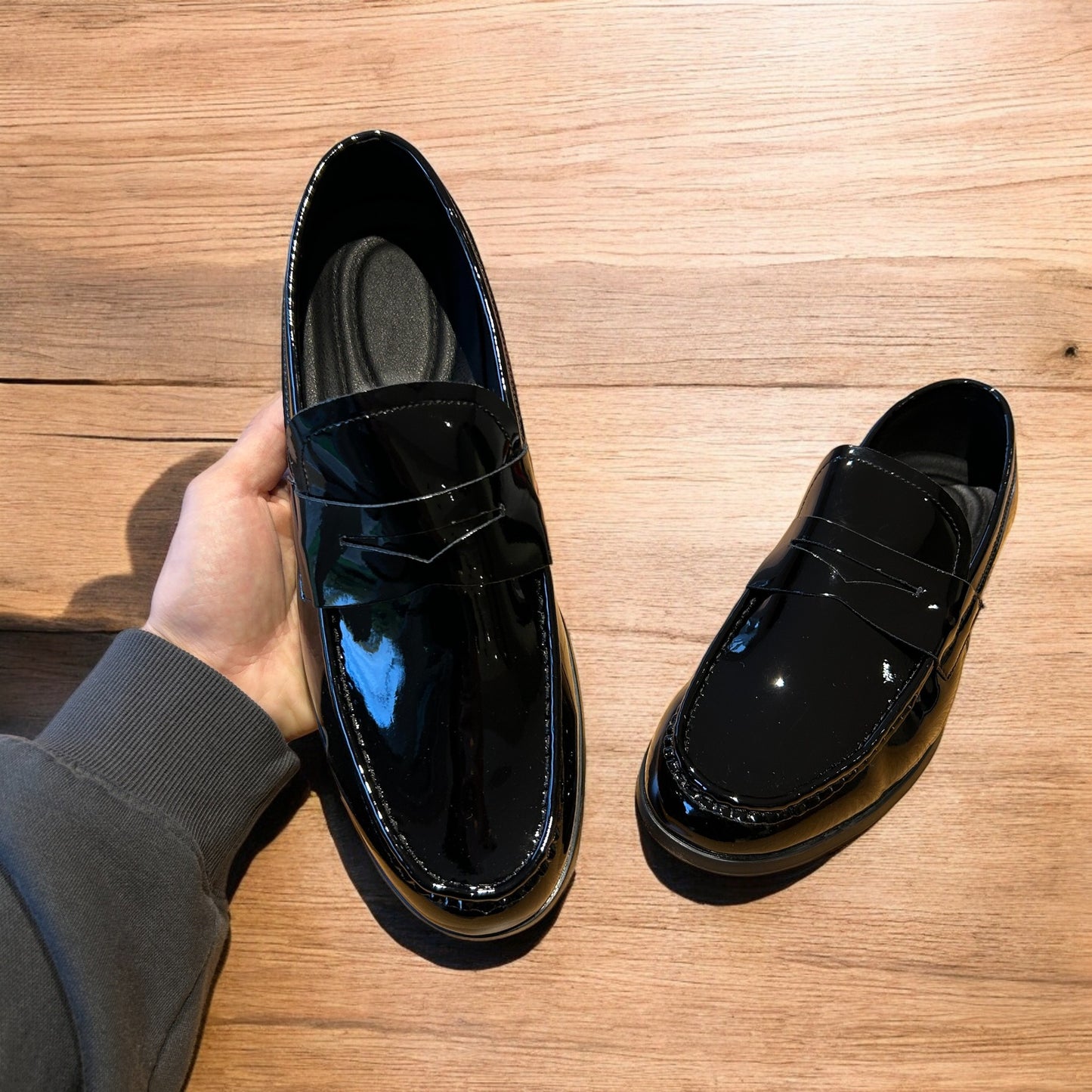 Lovely classic style penny dress loafers shoes in black.