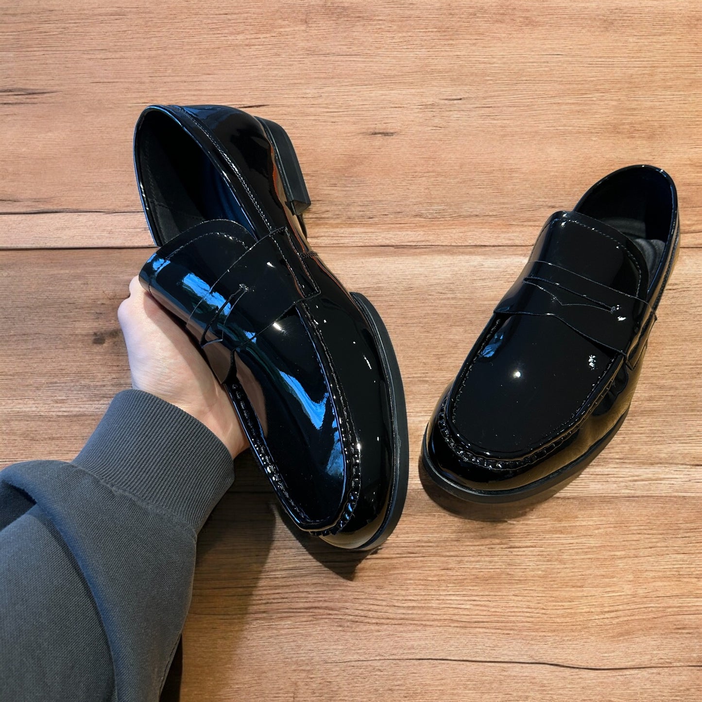 Lovely classic style penny dress loafers shoes in black.