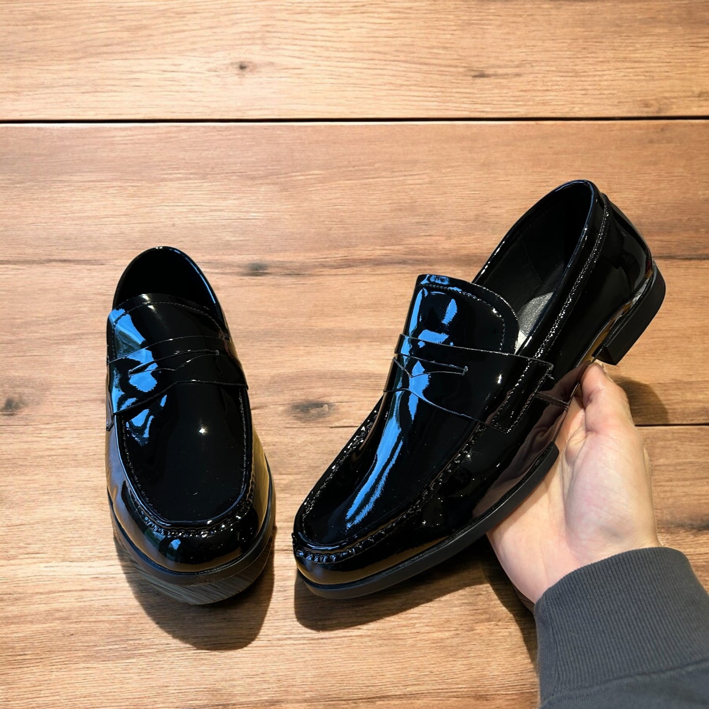 Lovely classic style penny dress loafers shoes in black.
