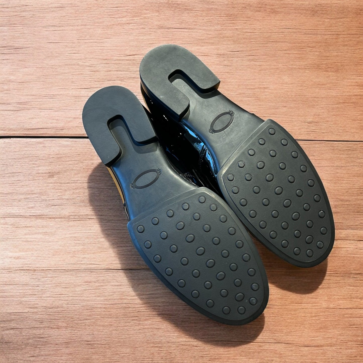 Lovely classic style penny dress loafers shoes in black.