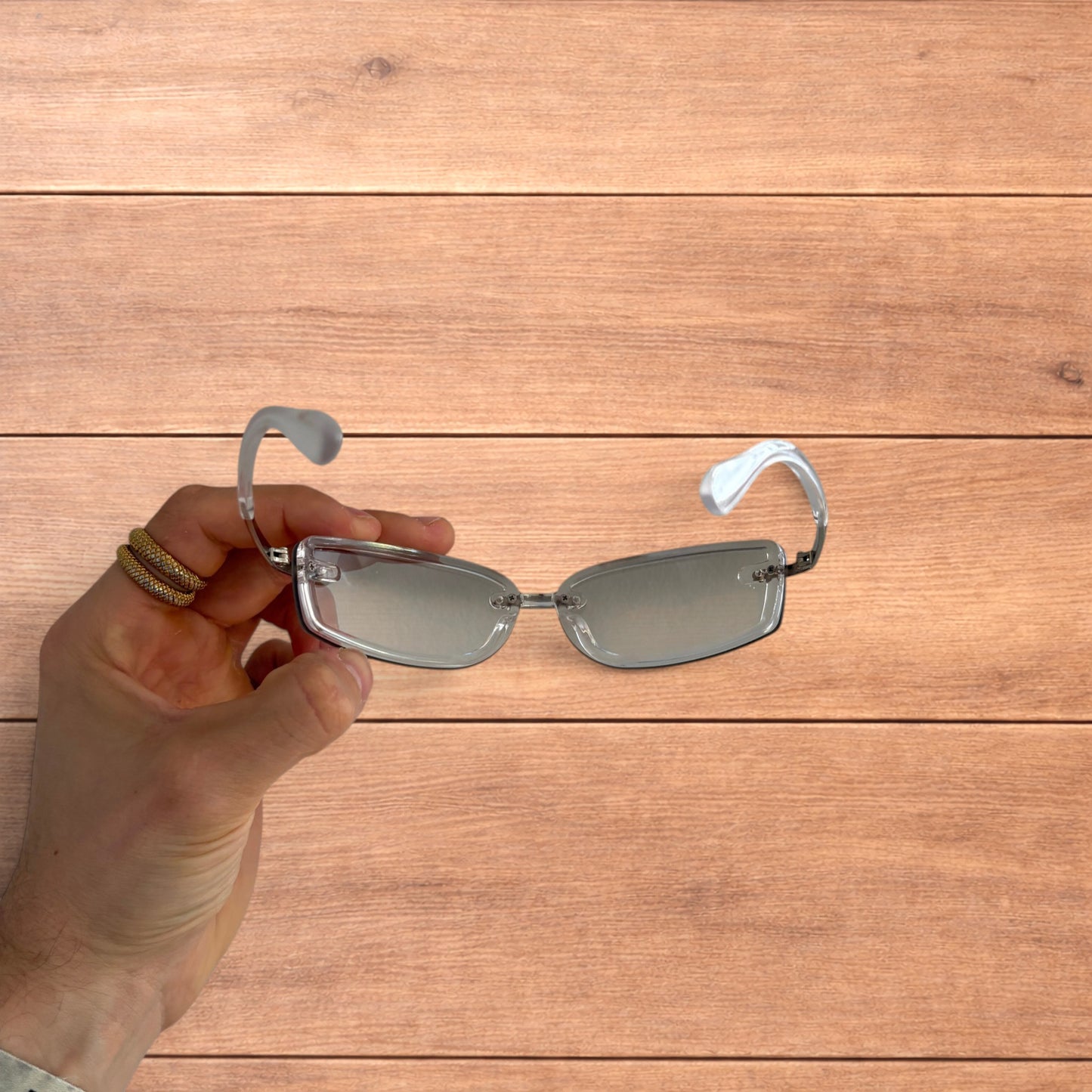 Lovely rimless rectangle frame sunglasses in clear and silver.