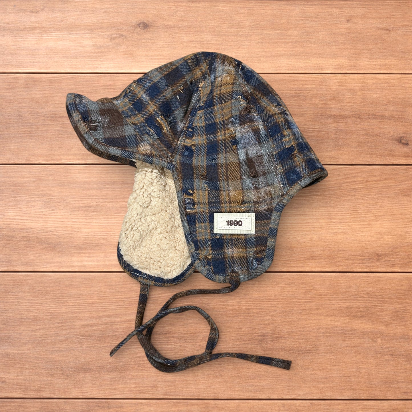 Vintage style trapper fluffy ear flap checkered hat cap in navy/brown.