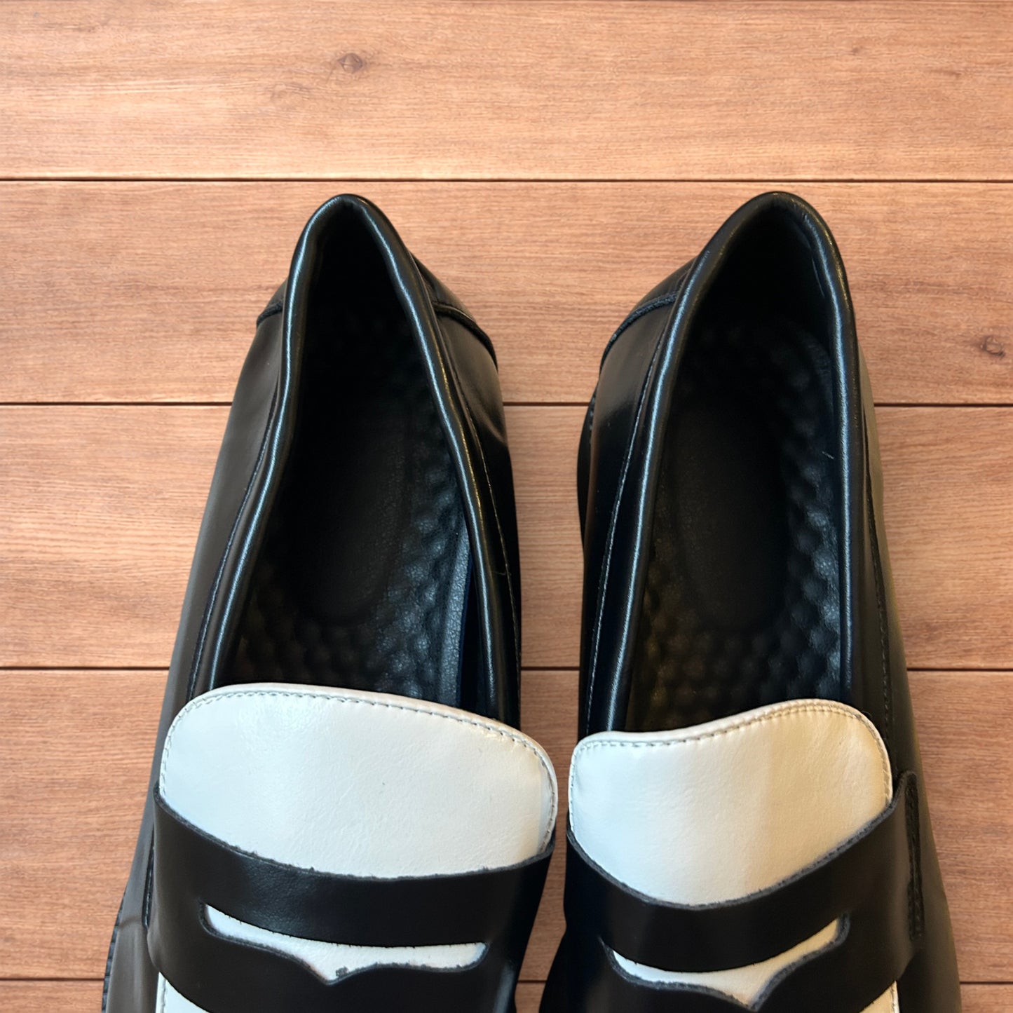 Lovely classic style penny loafers shoes in black and white design.