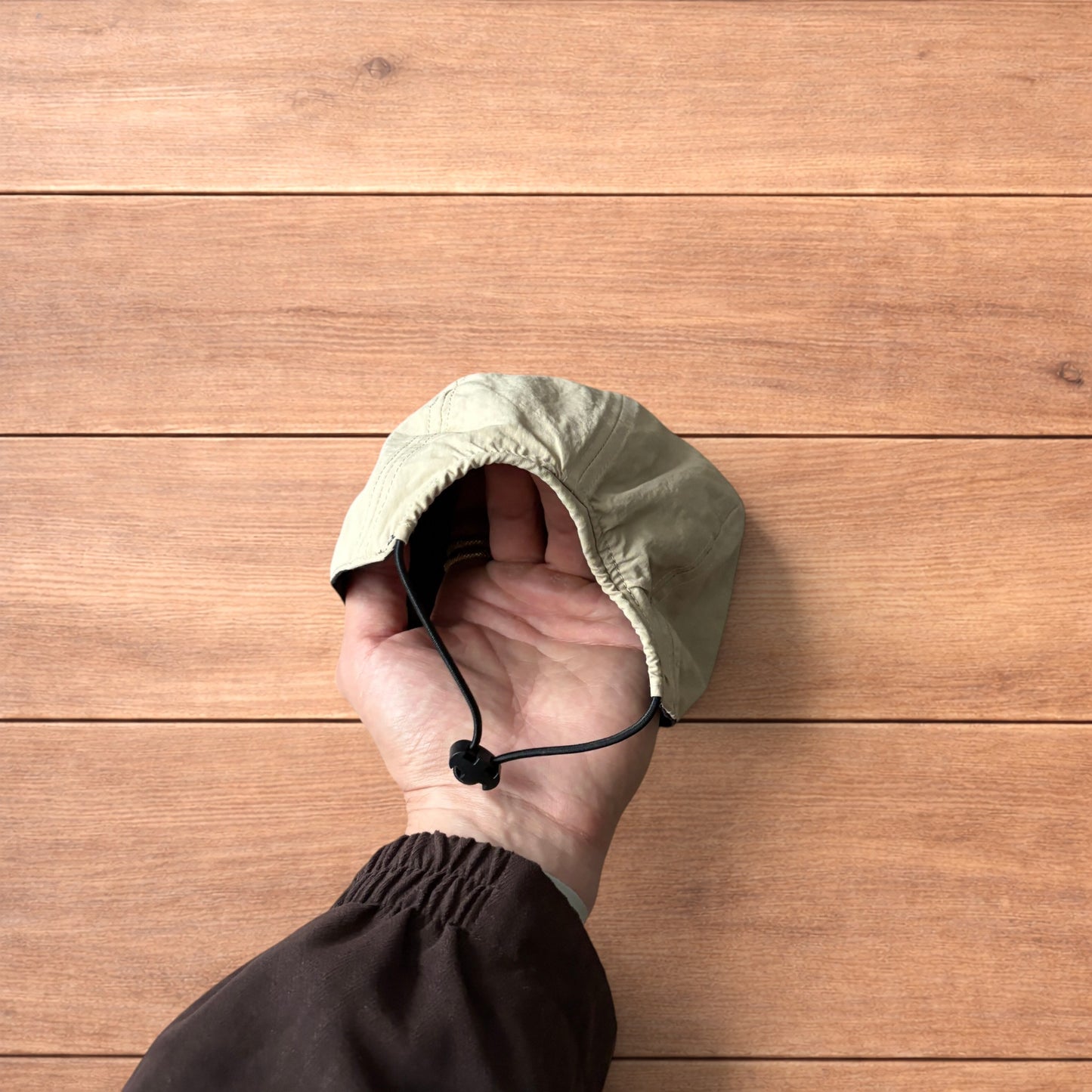 Lightweight reversible military pilot trapper hat in cream/black.