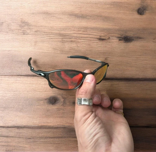 Insane metal frame sunglasses in black with red lense. One size.