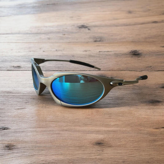 Insane metal frame sunglasses in silver with blue lense. One size.