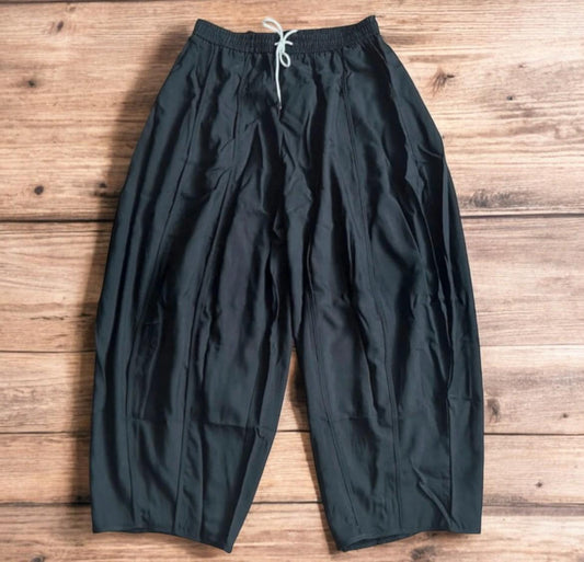 Insane super baggy wide leg skater trousers in black.