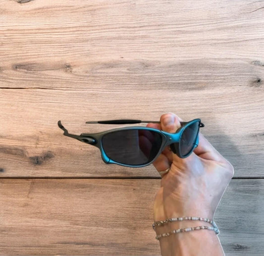 Insane metal frame polarised sunglasses in grey frame black lense. One size.