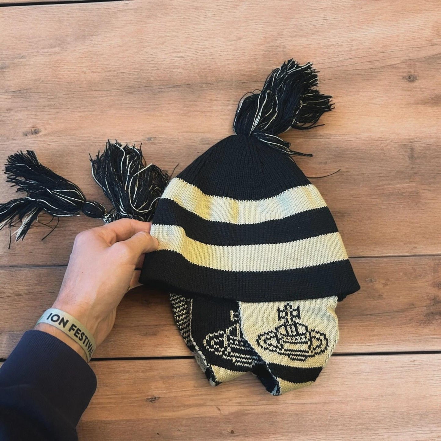 Lovely vintage style Dappy ear flap bobble hat in black/beige stripes. One size.