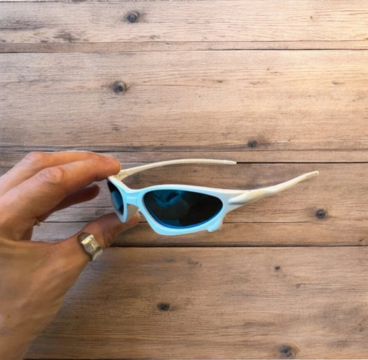 Insane polarised sunglasses in white with blue lense. One size.