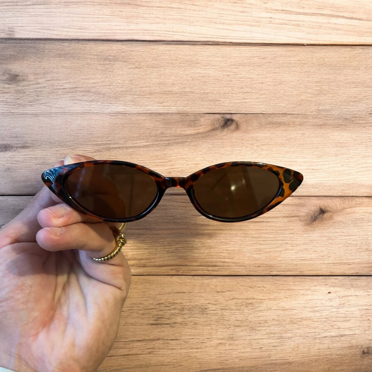 Lovely metal frame tortoiseshell polarised sunglasses in gold with brown lense.