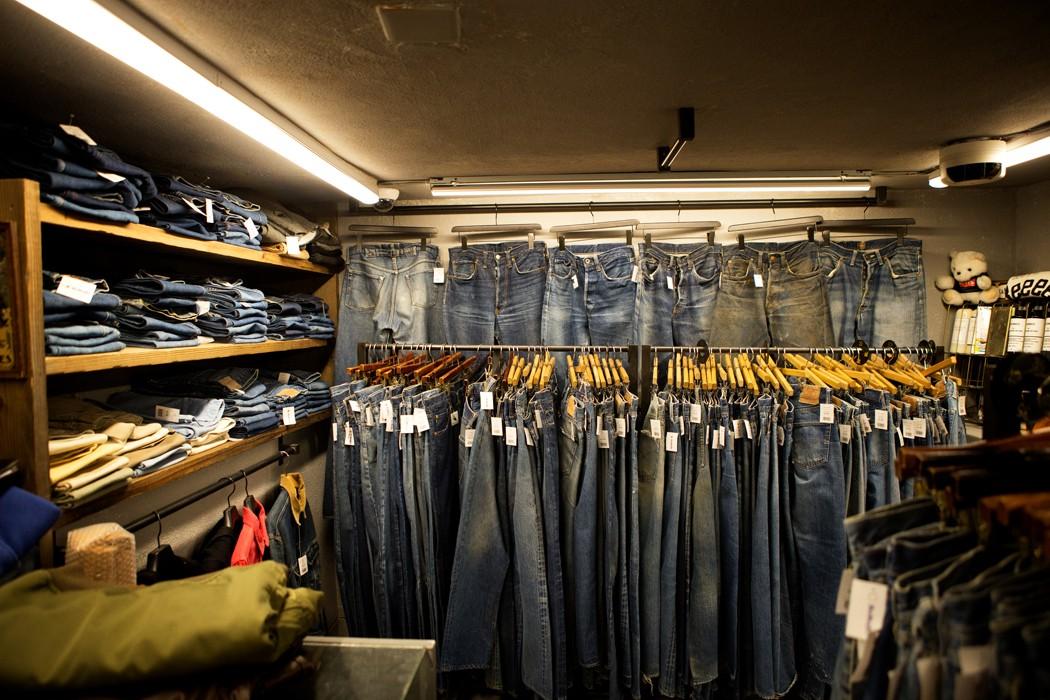 Alt text: Rail of baggy carpenter and balloon-fit denim jeans in blue and washed black