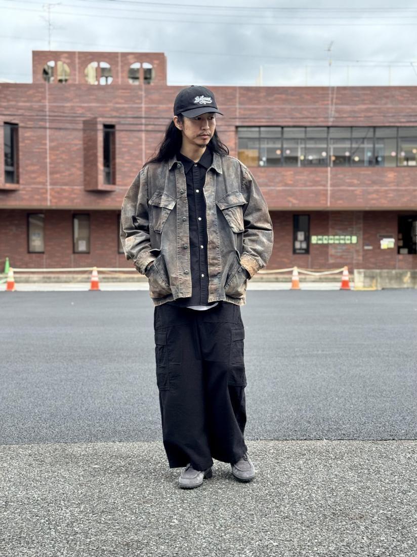Relaxed workwear outfit with utility jacket and baggy cargo jeans