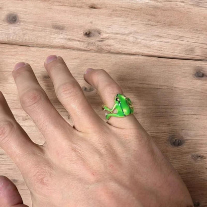 Novelty fun Frog adjustable ring in green/silver. One size.