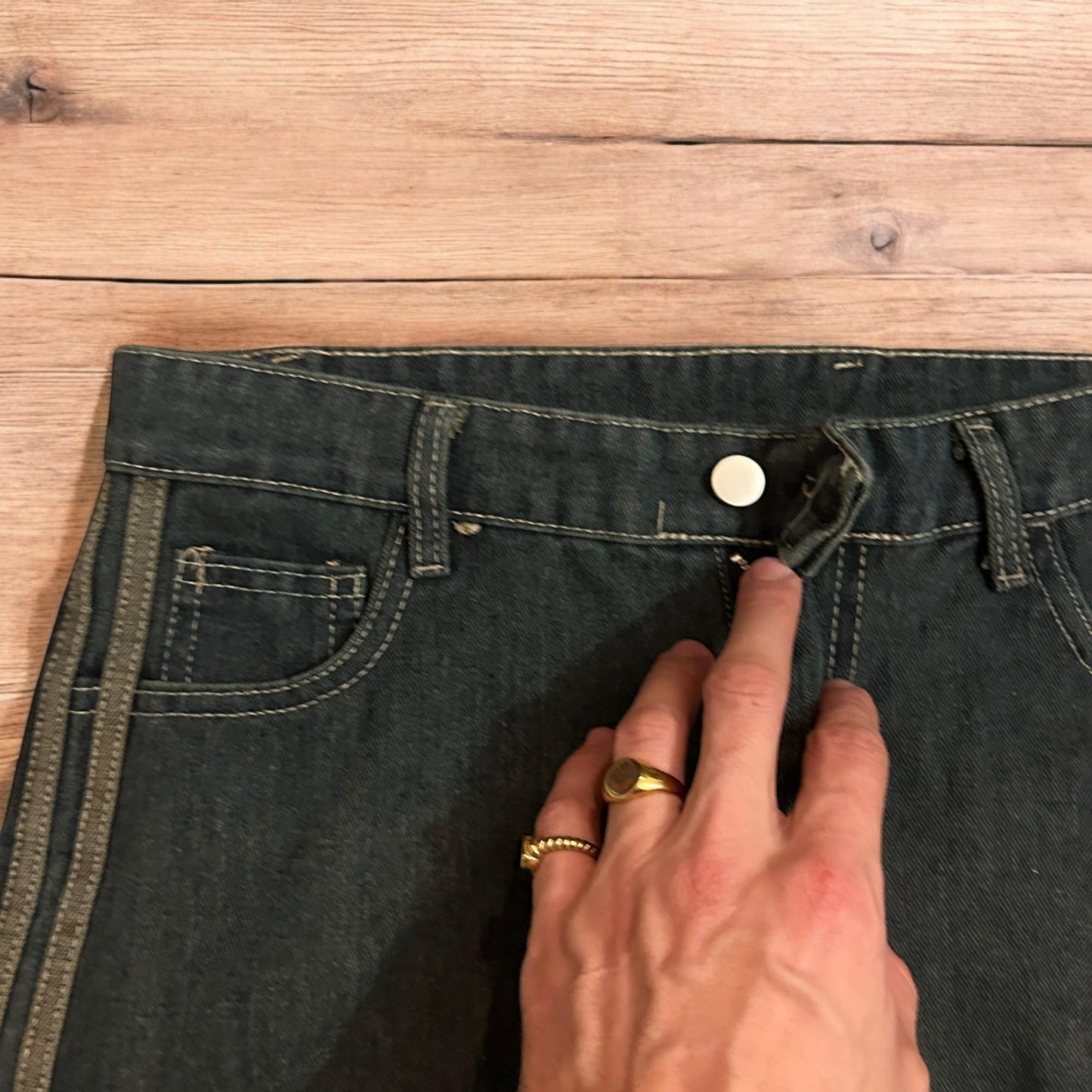 Vintage style relaxed loose skater fit jeans with side stripes in dark blue wash.