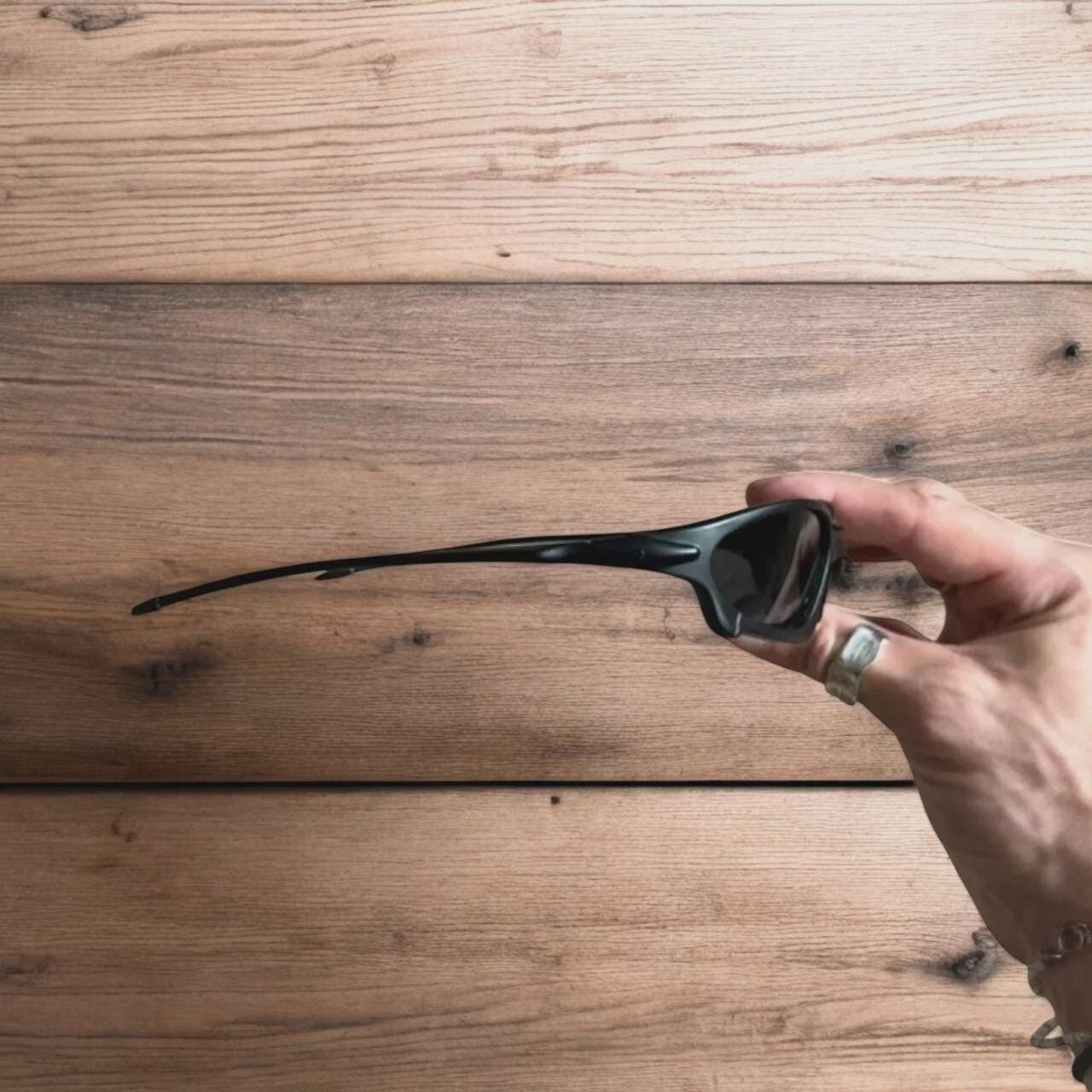 Insane polarised sunglasses in black with black lense. One size.