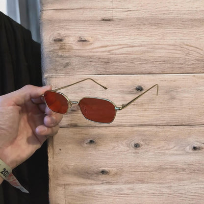 Lovely metal frame polarised sunglasses in gold with red lense. One size.