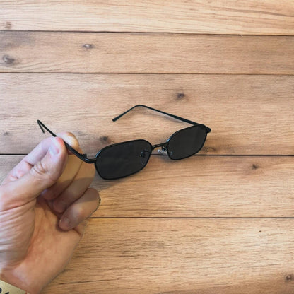 Lovely metal frame polarised sunglasses in black with black lense. One size.