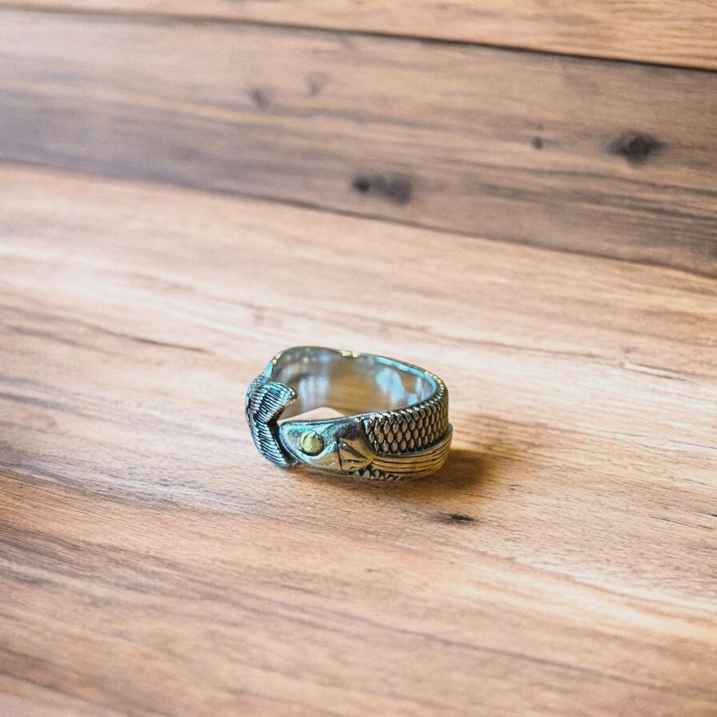 Lovely vintage style stainless steel retro fish ring in silver. One size.