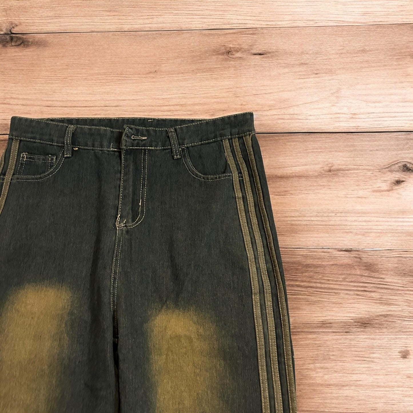 Vintage style relaxed loose skater fit jeans with side stripes in dark blue wash.