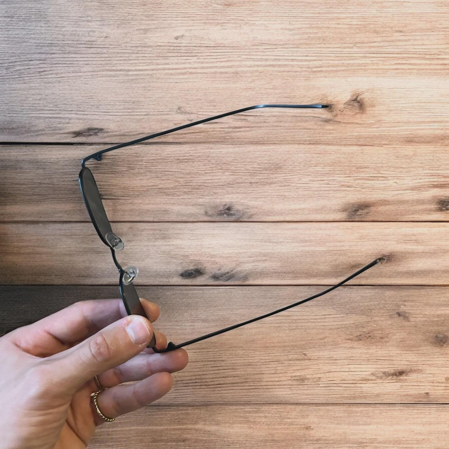 Lovely metal frame polarised sunglasses in black with black lense. One size.